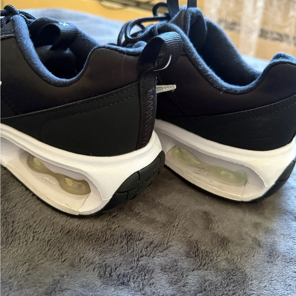 Nike Air Max Women’s Sneakers Black White Running Shoes Size 7 Athletic Casual - Picture 7 of 7